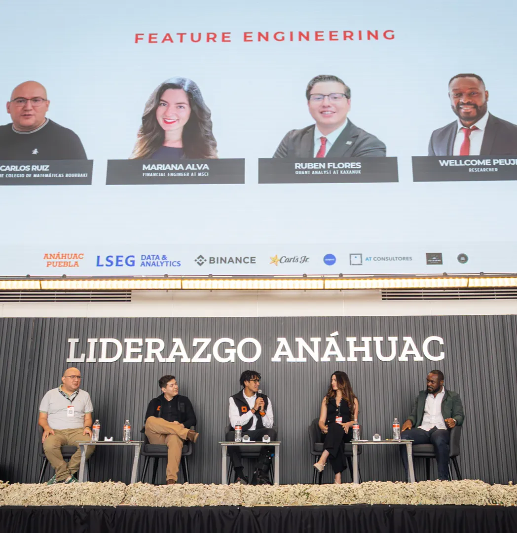 El panel de ingeniería de variables, con los ponentes en la pantalla sobre el escenario.