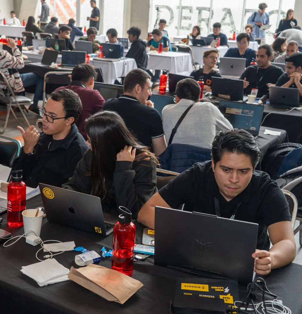 Equipos frente a sus laptops durante el reto.