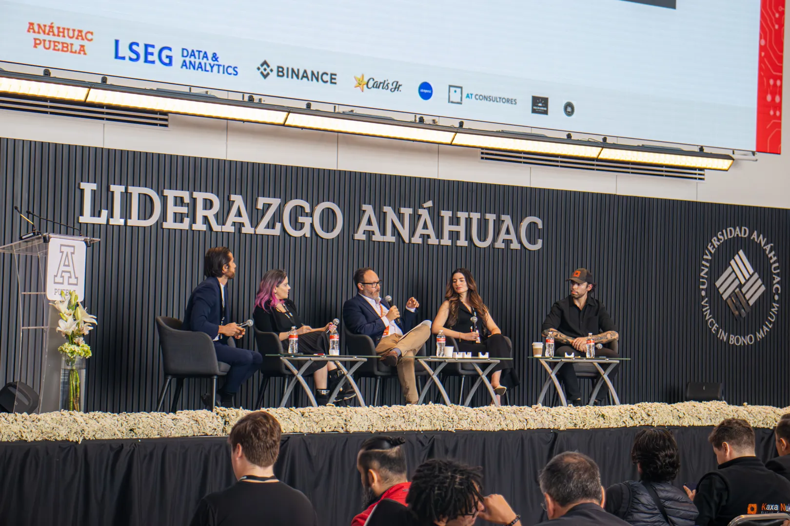 Un panel de ponentes en el escenario de la Universidad Anáhuac.