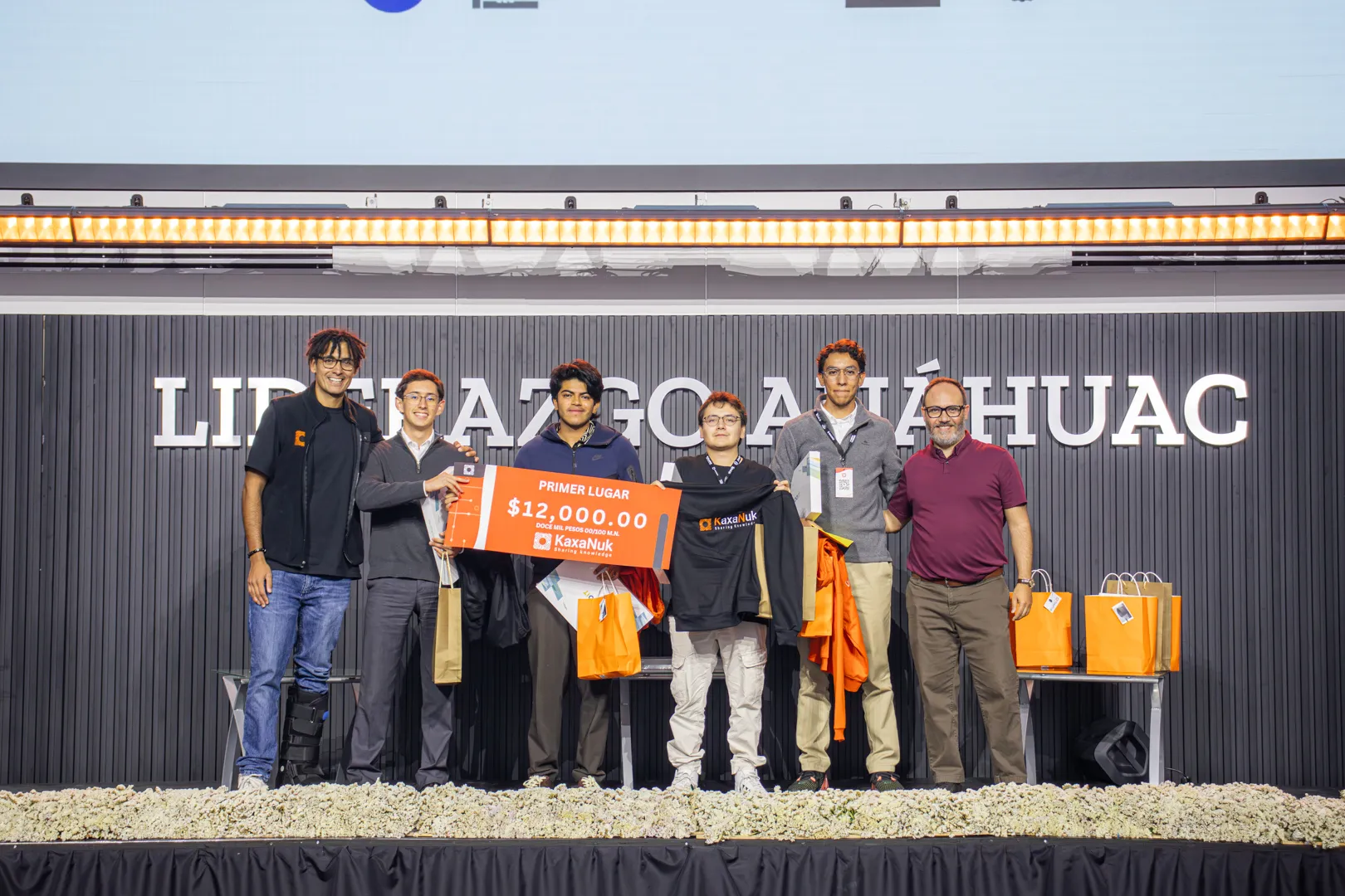 Overfitters, primer lugar en KN Hack 2026, en el escenario con su premio.