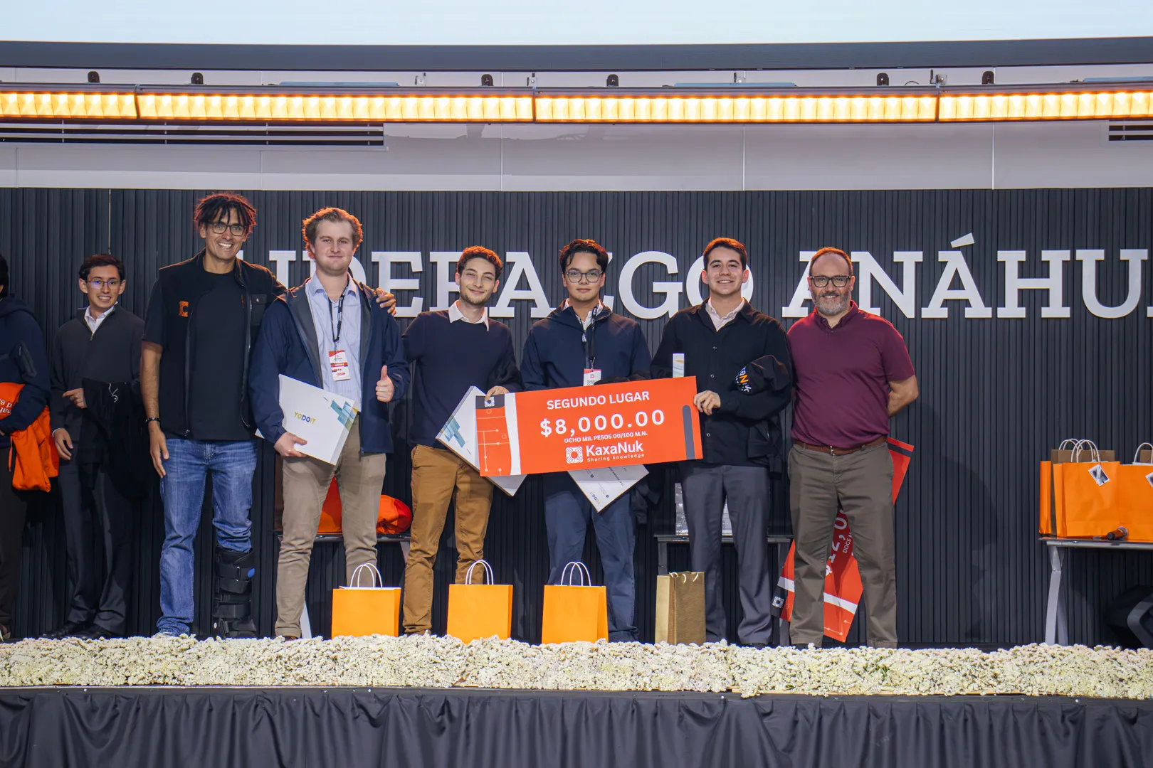 CDUP Finance Quant, segundo lugar en KN Hack 2026, en el escenario con su premio.