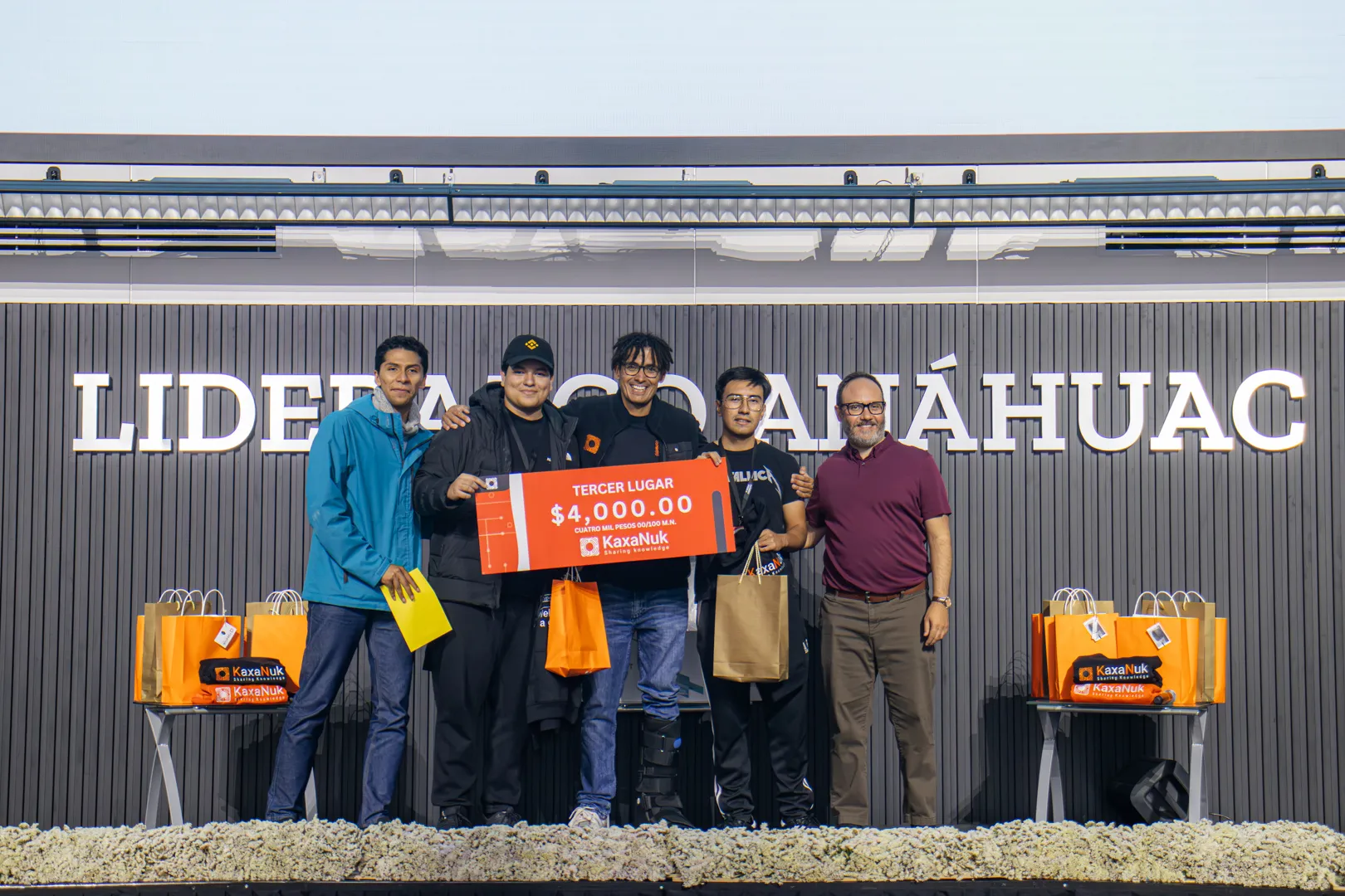 Tabots, tercer lugar en KN Hack 2026, en el escenario con su premio.