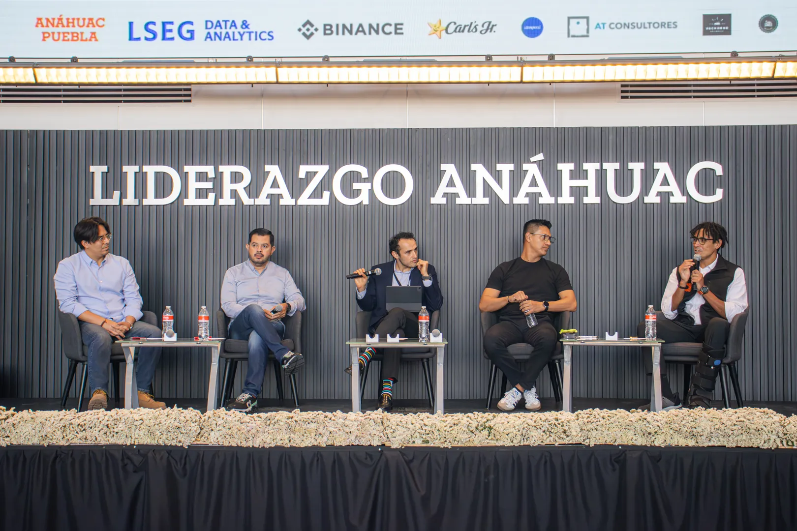 Panelistas responden preguntas del público.