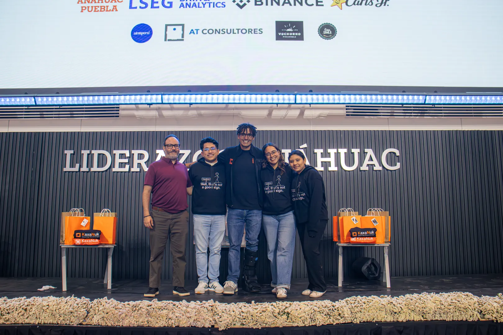 Un equipo en el escenario con sus premios.
